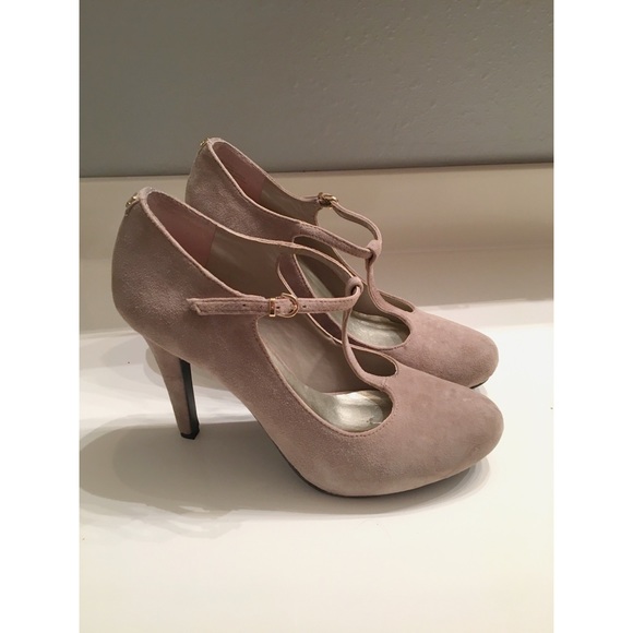 Guess Shoes - ❤️ Guess Pumps EUC ❤️